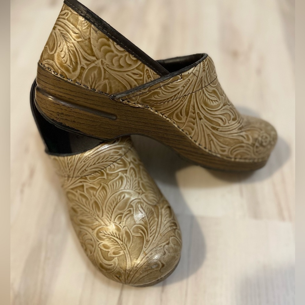 Dansko~Neutral~Gold~Tooled Paisley Floral Print~ Slip-On~Clog~Size 40 (9.5-10)